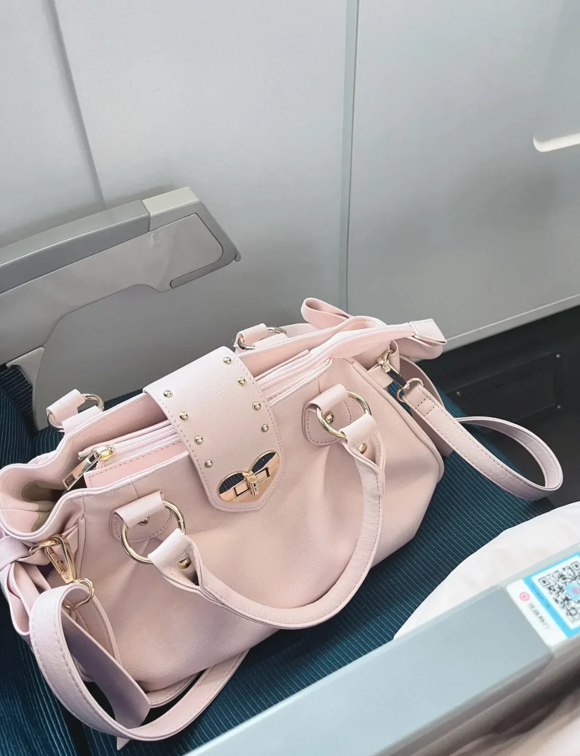 Sweet cute shoulder bag, full styled outfit look