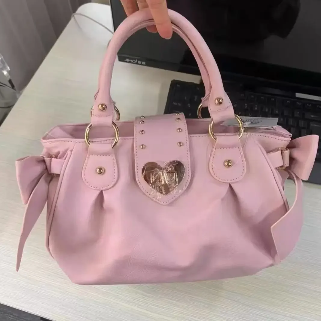 Sweet cute shoulder bag in black, styled look