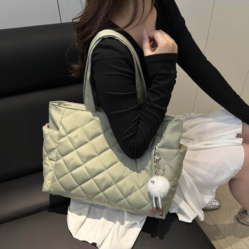 Quilted tote bag front pocket