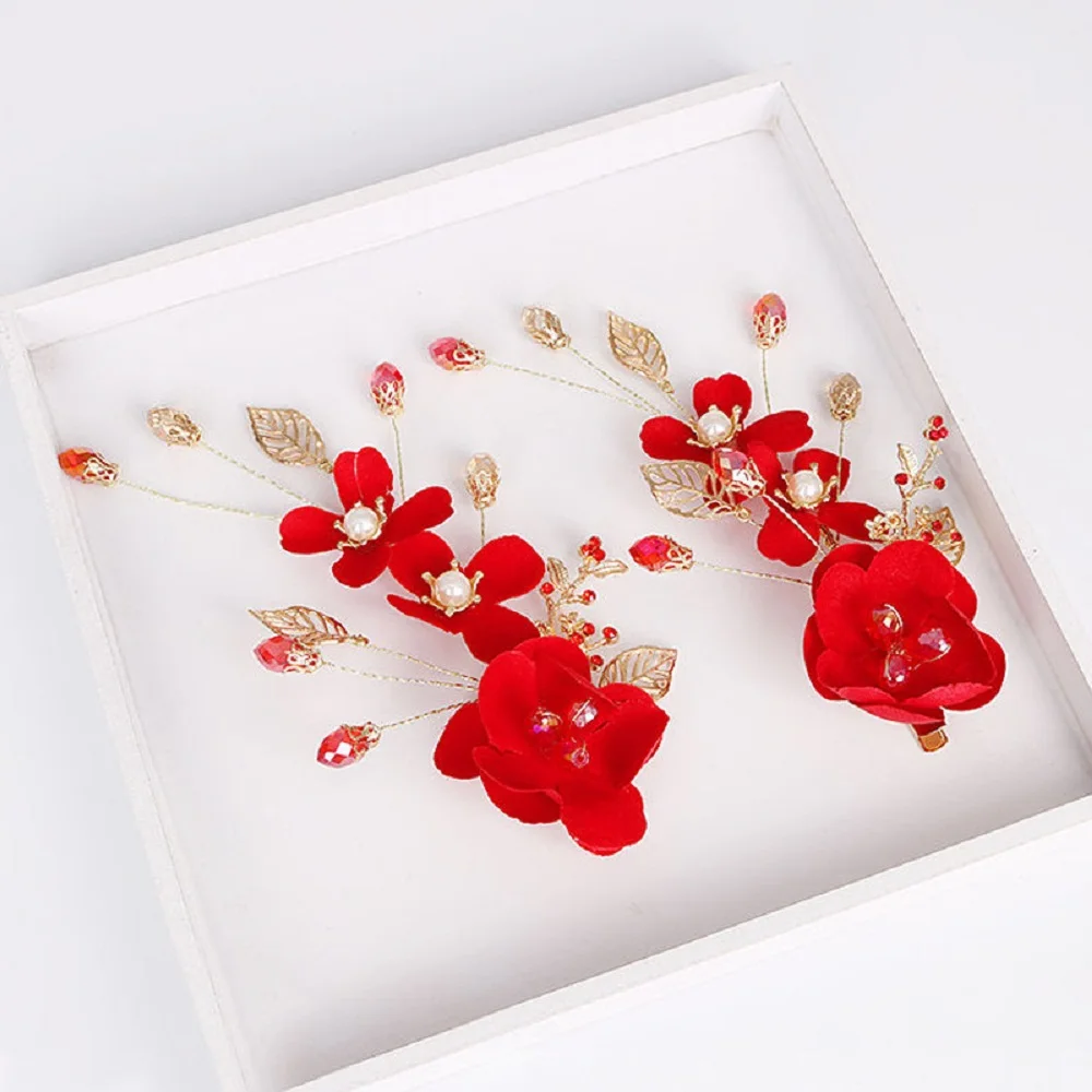 Woman wearing hanfu bridal hair clip