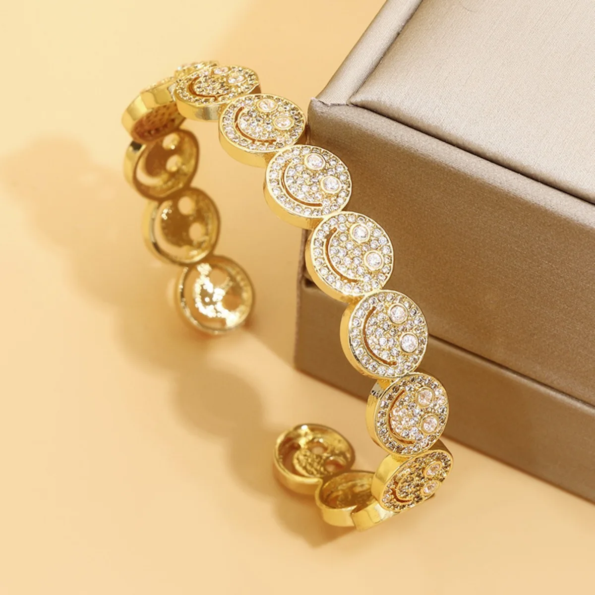 2025 New Simple Smile Smiley Bracelet Copper Gold Plated Cubic Zirconia Round Smile Cuff Bracelet Women’s Classic Party Gift 2025 New Simple Smile Smiley Bracelet Copper Gold Plated Cubic Zirconia Round Smile Cuff Bracelet Women's Classic Party Gift