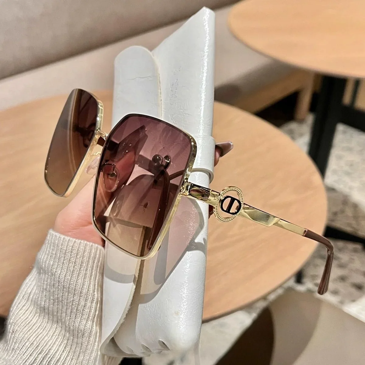 Large Frame Metal Light Luxury Women’s Sunglasses New DS-7981 Fashionable Eyewear for Stylish Protection Large Frame Metal Light Luxury Women's Sunglasses New DS-7981 Fashionable Eyewear for Stylish Protection