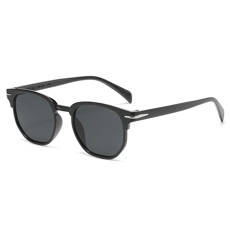 Retro round sunglasses in matte black