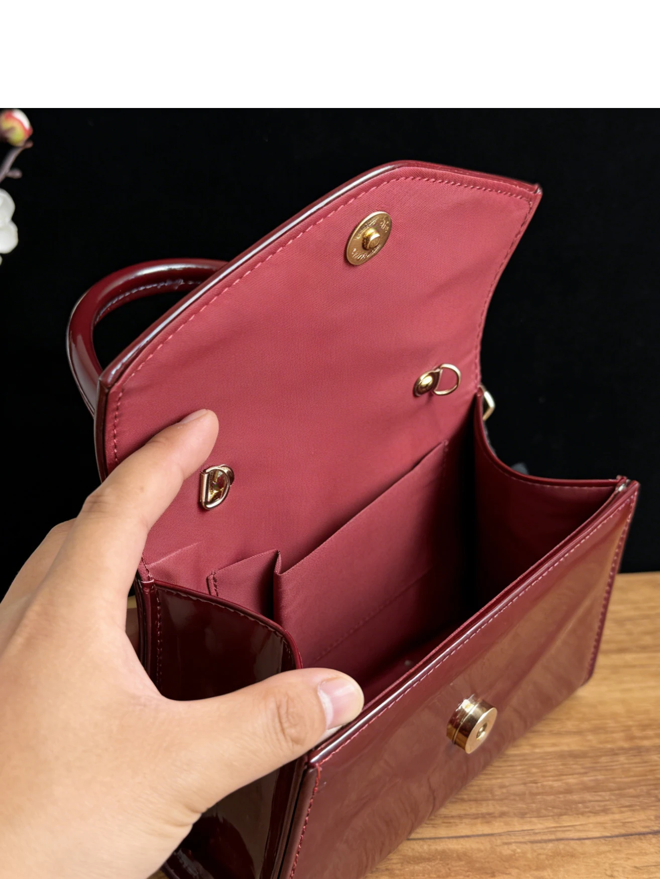 New vintage high-end evening bag with glossy texture, versatile handbag for all kinds of formal party dresses. New vintage high-end evening bag with glossy texture, versatile handbag for all kinds of formal party dresses.