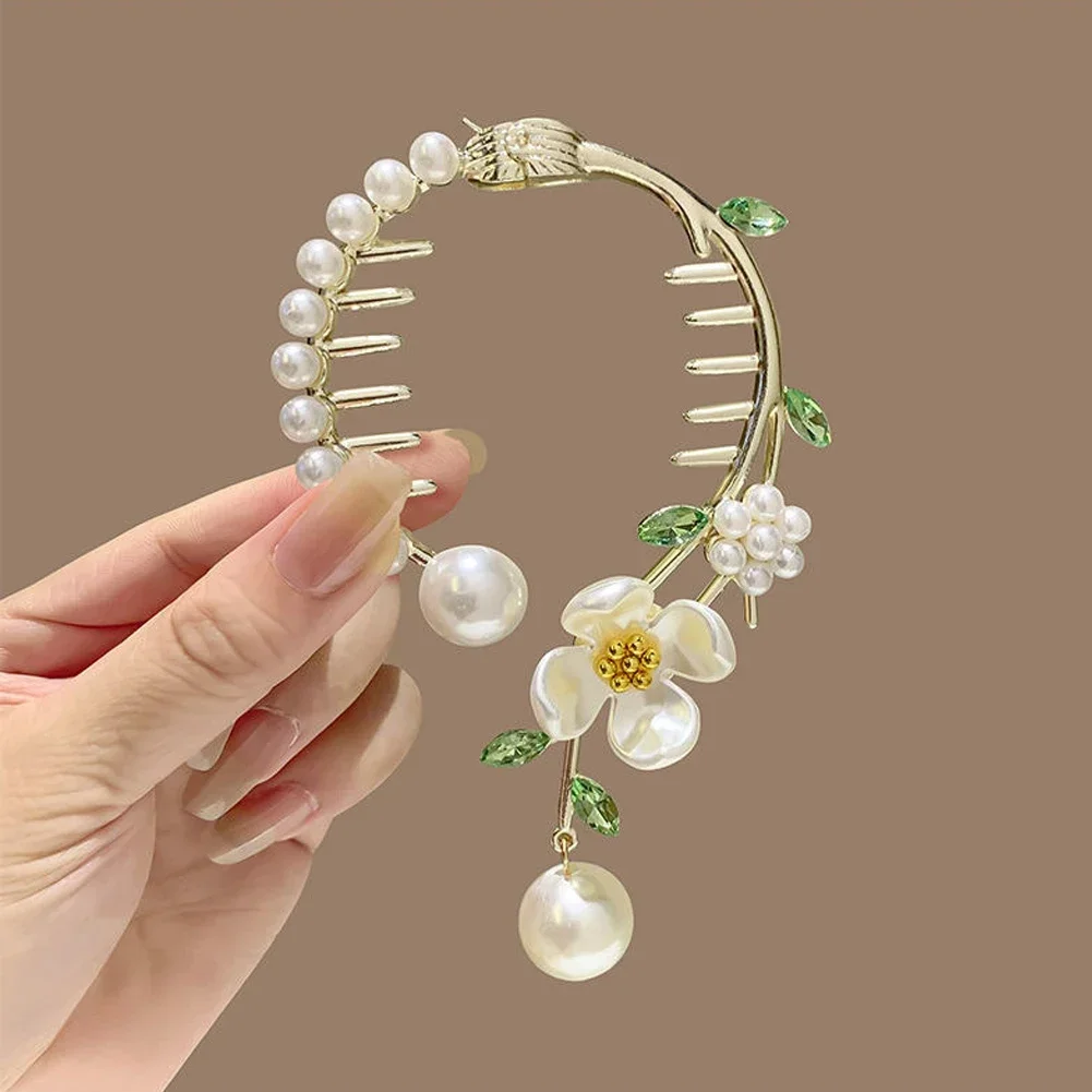 Pearl flower hair clip with green leaf detail