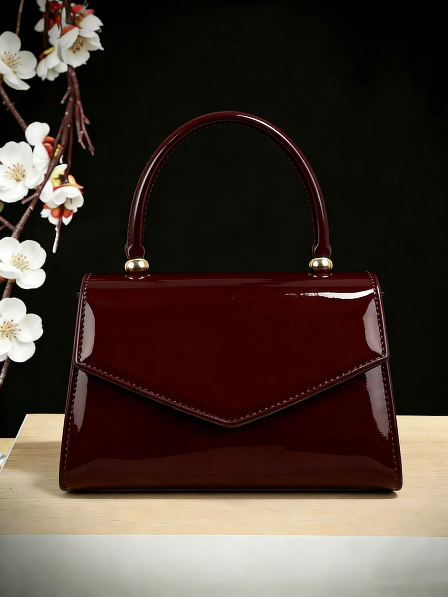 New vintage high-end evening bag with glossy texture, versatile handbag for all kinds of formal party dresses. New vintage high-end evening bag with glossy texture, versatile handbag for all kinds of formal party dresses.