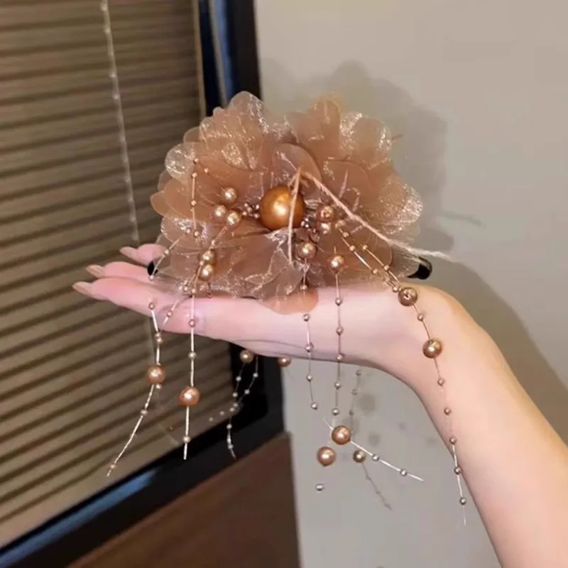Vintage flower hair claw in soft gold tone